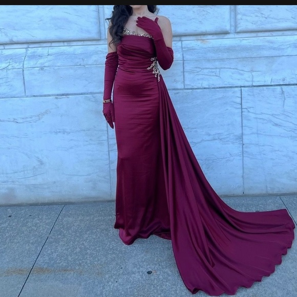 Elegant Burgundy Evening Gown - Picture 1 of 2